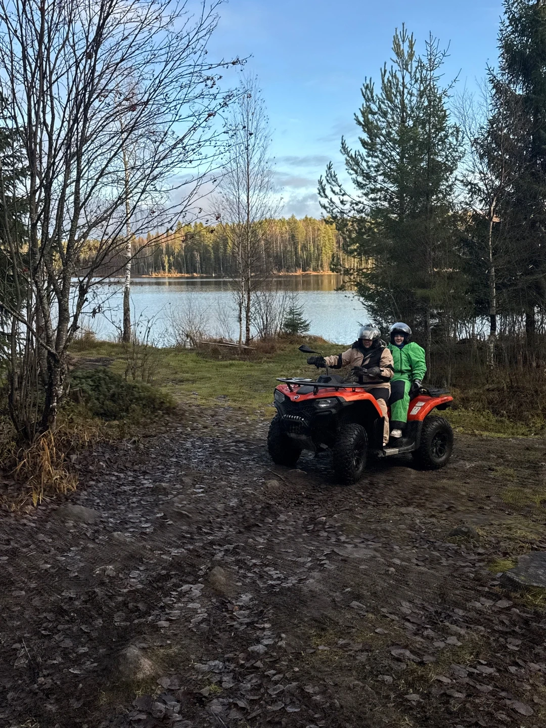 29 октября 25г. ездили со Святославом на квадроциклах. Была с ребенком 11 лет. Перед поездкой выдали
