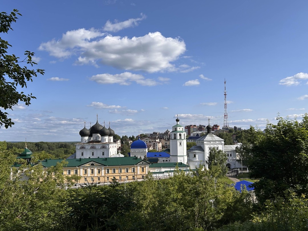 Все значимые места показаны. От старины до современности. Интересный собеседник. Посоветует, куда сходить