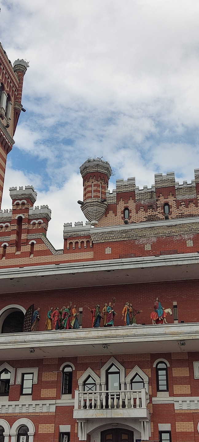 Чудесная экскурсия по самым знаковым местам центра города. У каждого был индивидуальный наушник для удобства слышимости