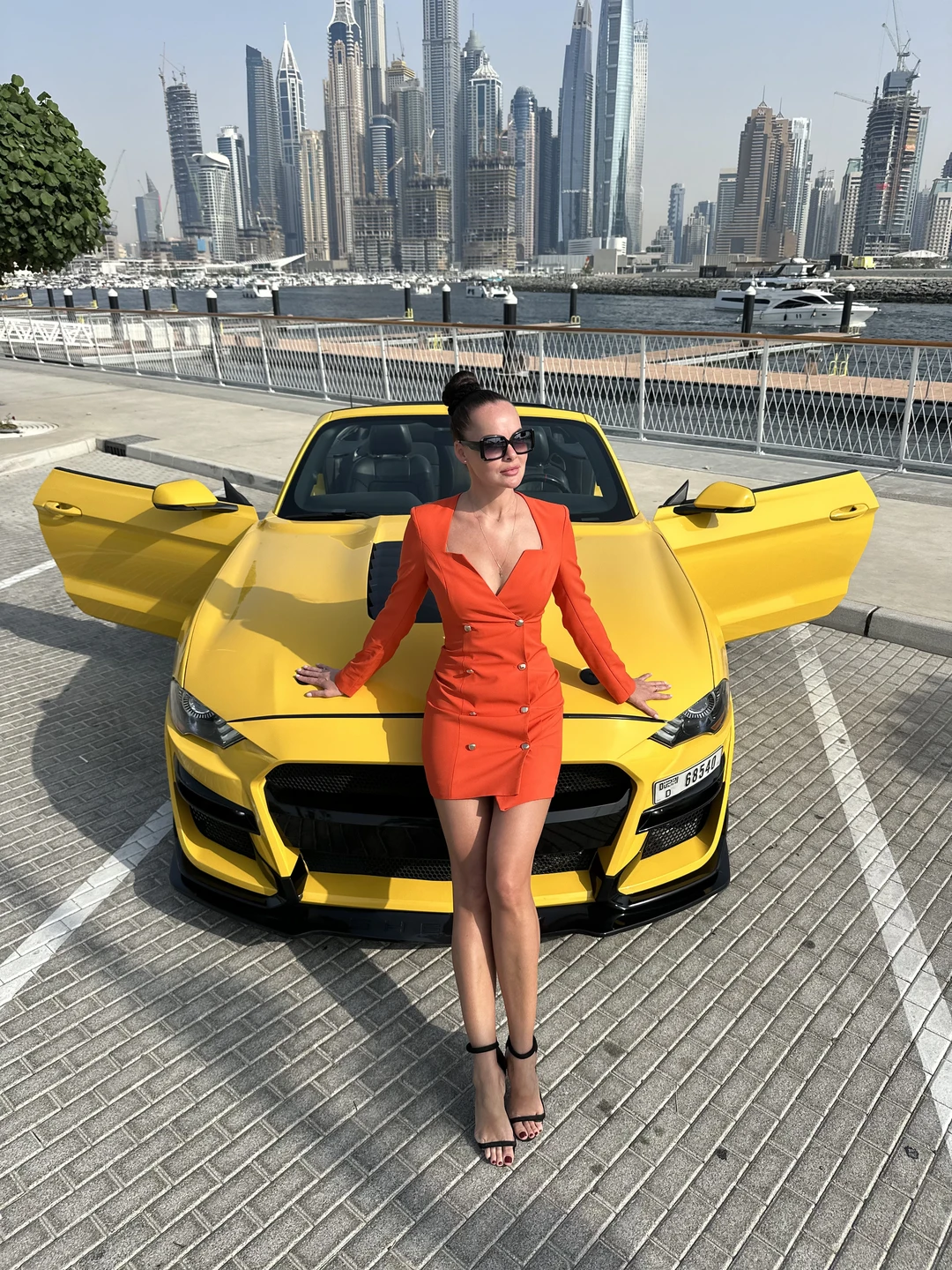 На жёлтом кабриолете по Дубаю (Шустова)