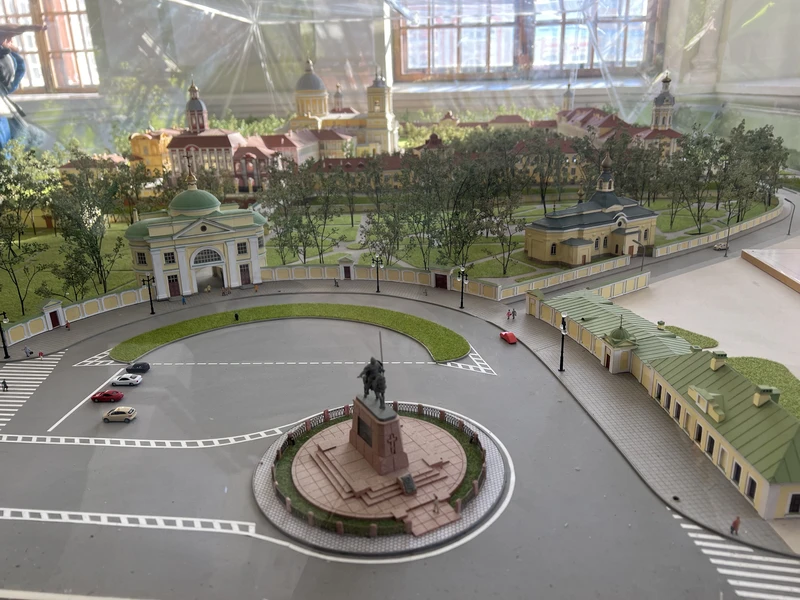 Побывали на экскурсии по Лавре и Некрополю мастеров искусств с гидом Николаем