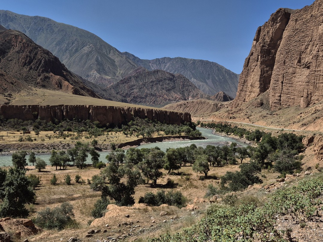 Просто невероятное путеществие по красивешим местам Киргизии, каждень день нам с группой казалось, что мы пересекли