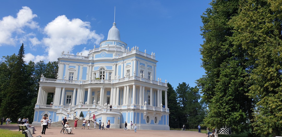 Нужно сразу включать в стоимость входы в парки или во дворцы в стоимость путёвки, а не