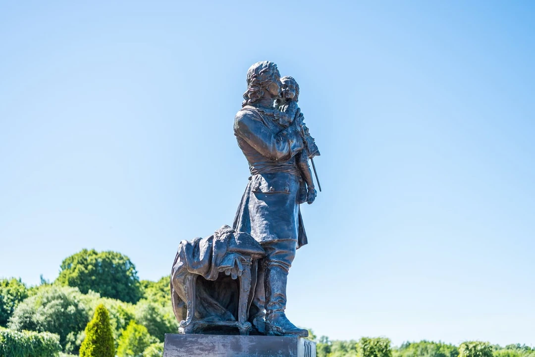 «Пётр&nbsp;I с&nbsp;малолетним Людовиком&nbsp;XV на&nbsp;руках»