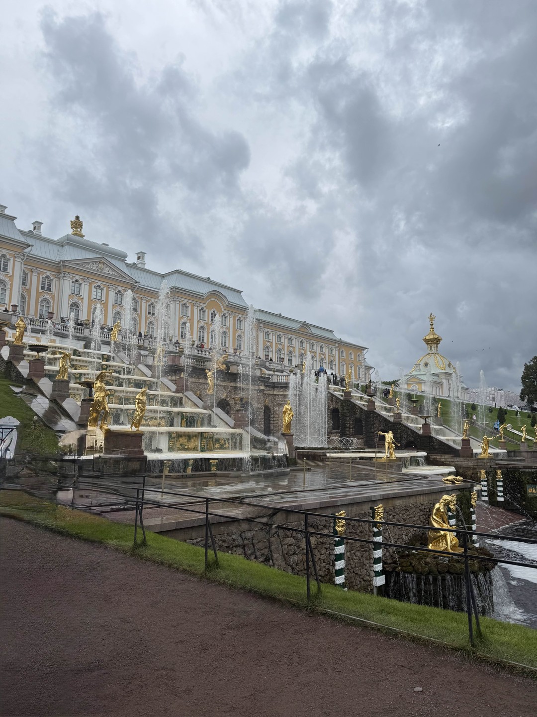 Брали экскурсию на вечернее время. Ехали чуть больше часа. По дороге гид Елизавета рассказывала про достопримечательности