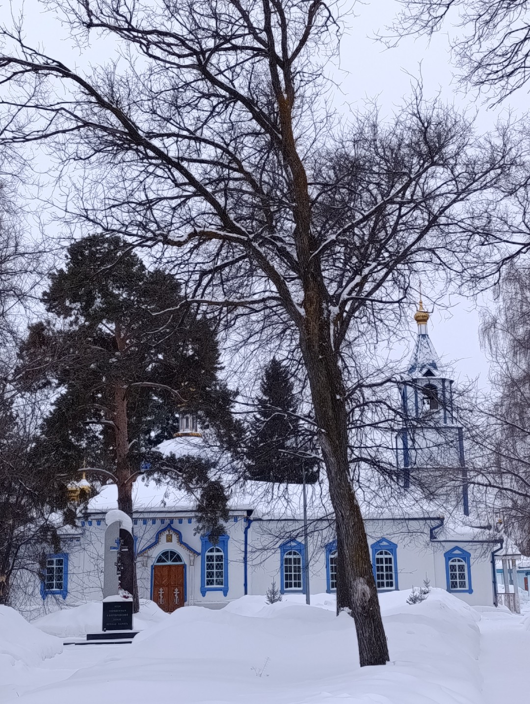 Мы, группа из 4 человек из Москвы. Приехали в Сибирь расширить кругозор. Нам очень повезло с