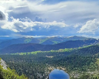 Висячий камень, озёра, скалы, перевал Художников и рододендроны