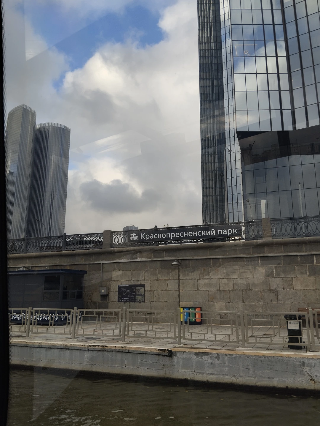 1 ноября я посетила данную экскурсию на речном электросудне. Я в восторге!!! Когда намечала себе экскурсию, она должна была удовлетворить моим