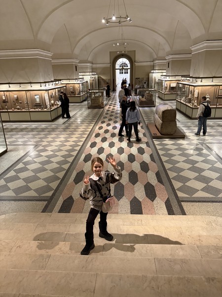 Квест-экскурсия понравилась,очень даже интересная. Гуляли с дочкой 7 лет около 3 часов. Но не только по