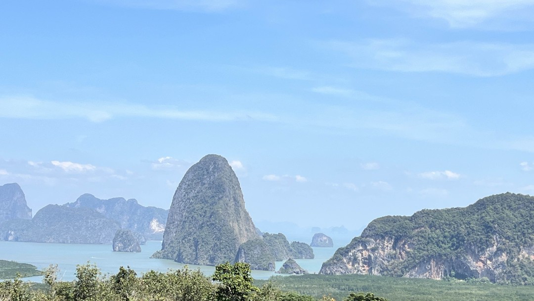 Замечательный день! Грамотно построенный маршрут: пляж с самолетами, 70-ти метровый водопад, смотровая площадка… Богдан приятный в