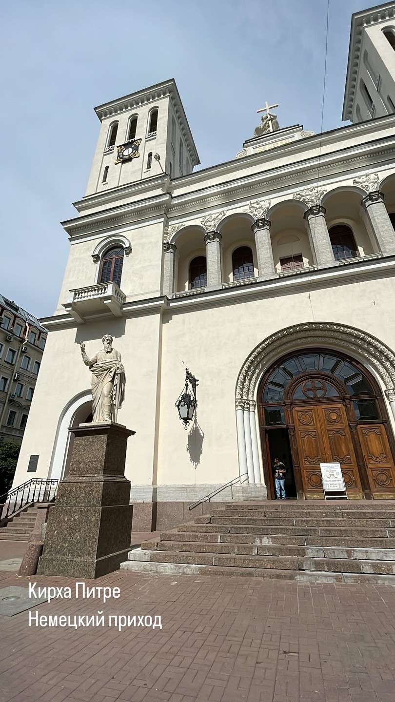 Семен, очень легко и интересно подавал информацию. Факты об известных в Питере достопримечательностях, о которых вряд