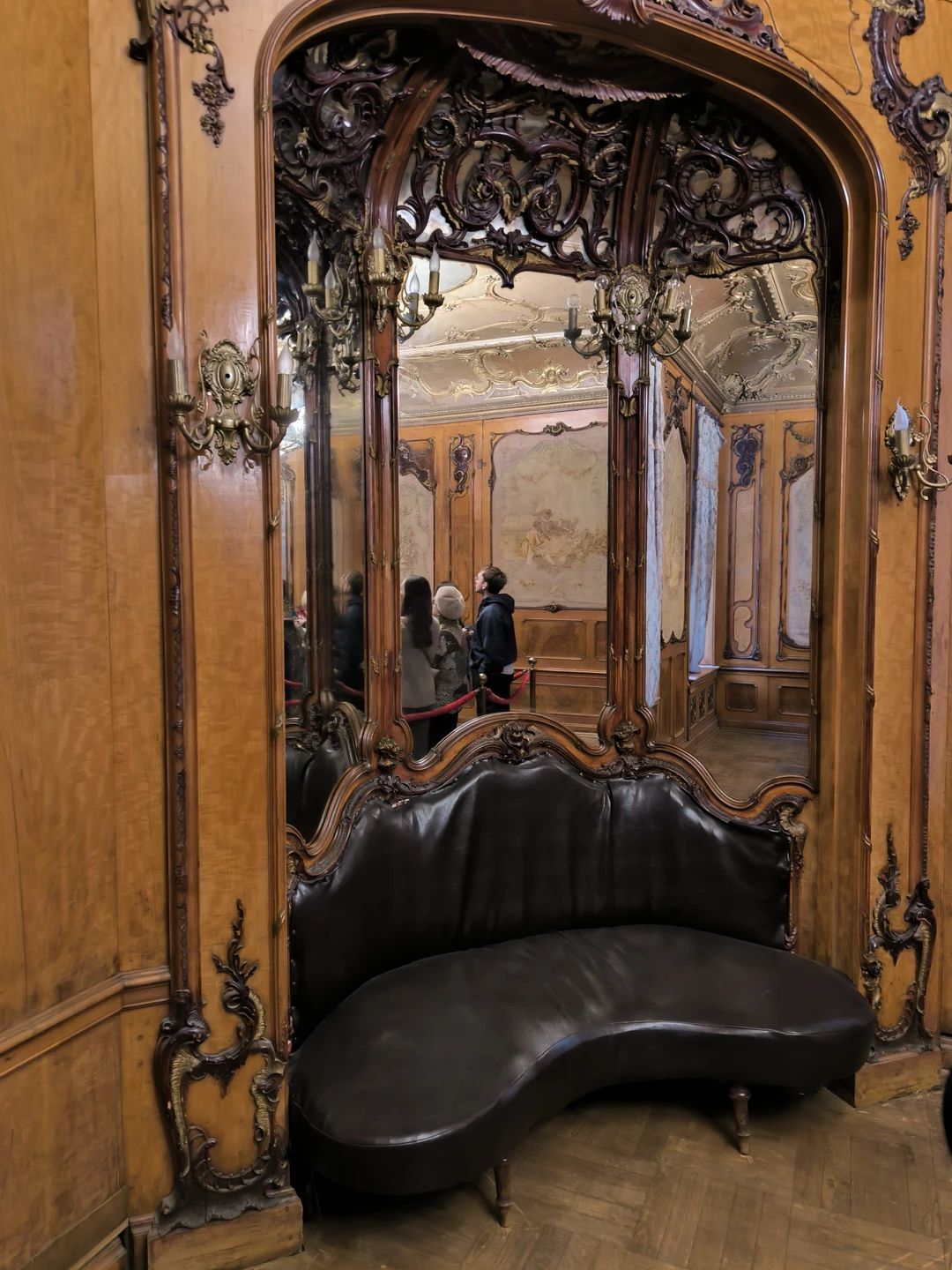 Удивительное событие! Пройти по залам особняка, где оживает история, разыгрываются страсти драмы целой династии, где многое