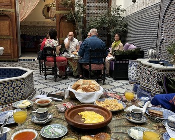 Переезд в Фес, красильня Шуара, квартал ремесленников и завод мозаики