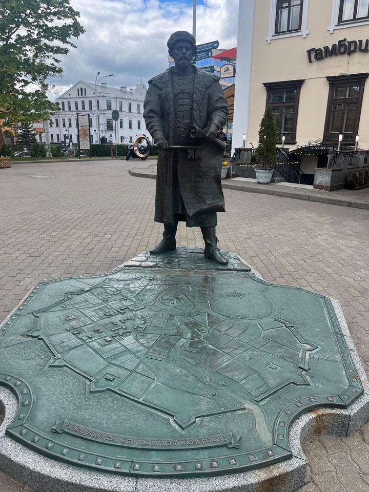 В последний момент решили взять обзорную экскурсию по Минску и нам очень повезло и с погодой