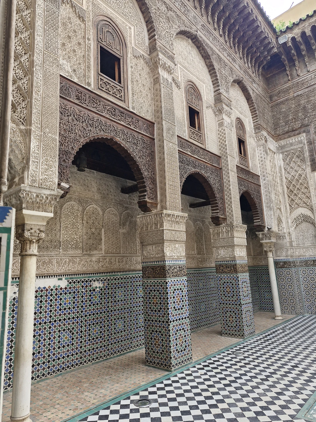 Умайма провела нас по самым колоритным старым улочкам Феса, погрузила нас в историю, всю нашу прогулку нам сопровождал охранник