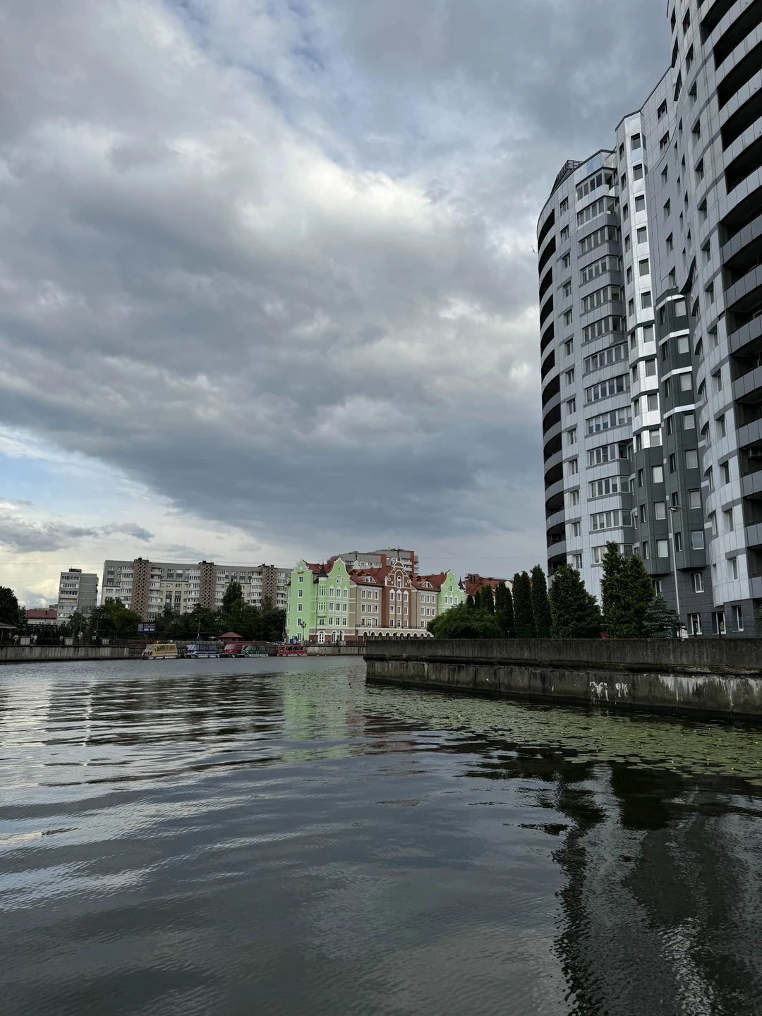Красивая экскурсия с воды и интересные вопросы гида, заставляющиеся задуматься. Рекомендую!