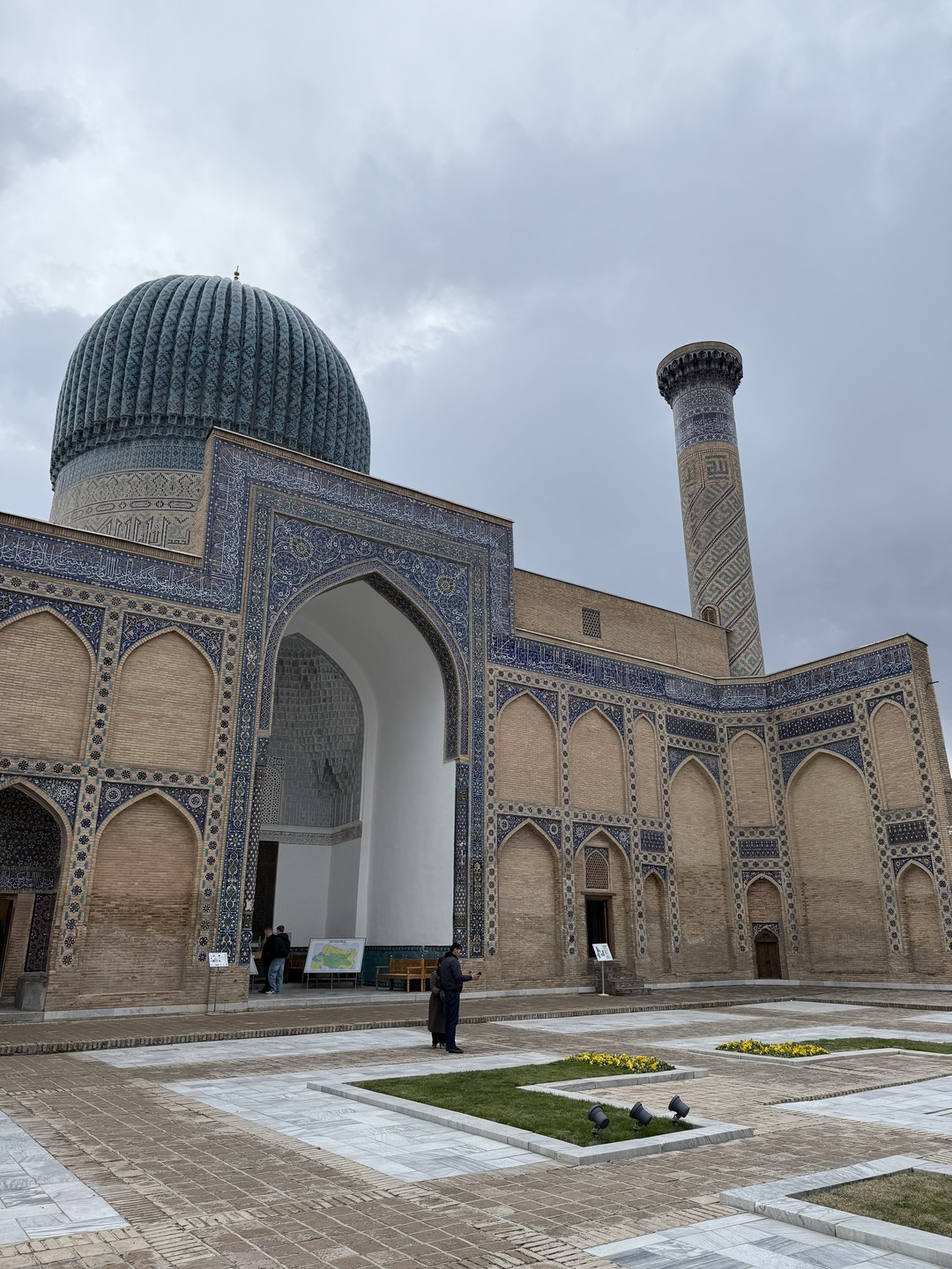 Прошли 17 тысяч шагов — берите удобную обувь. Одил — прекрасный рассказчик, и, что особенно важно