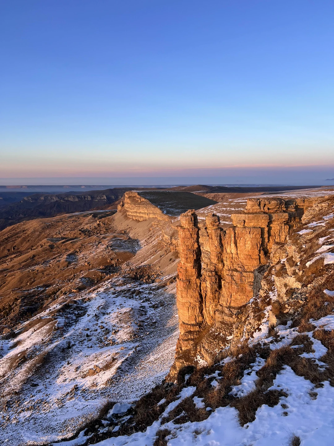 Очень живописный маршрут, потрясающие виды на Эльбрус. Среди точек: «Два монаха», «Скалистый амфитеатр», Плато Большой и