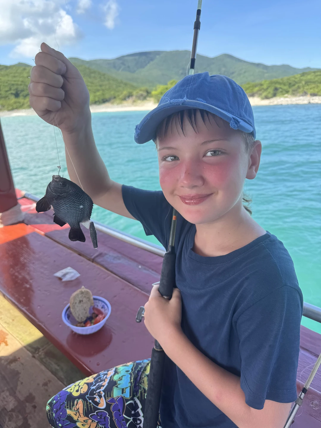 Благодарим Сергея за великолепное путешествие! Программа интересная и насыщенная! Ребенок поймал несколько красивых рыб) впечатлений куча!