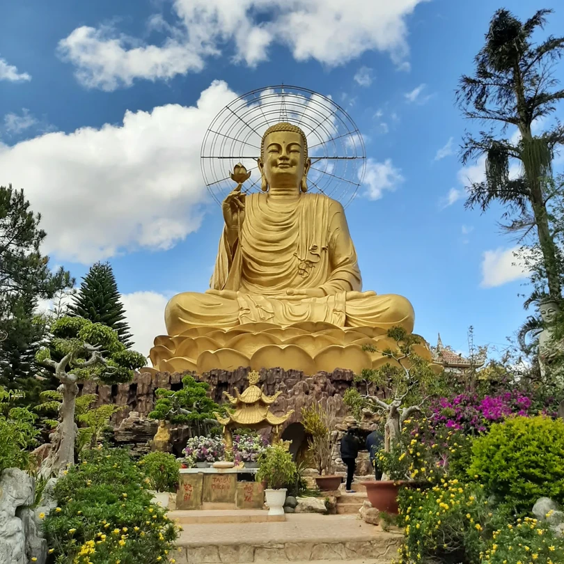 Спасибо. Гид Эля очень интересно и подробно рассказывала о достопримечательностях и особенностях Далата. Красивый город с