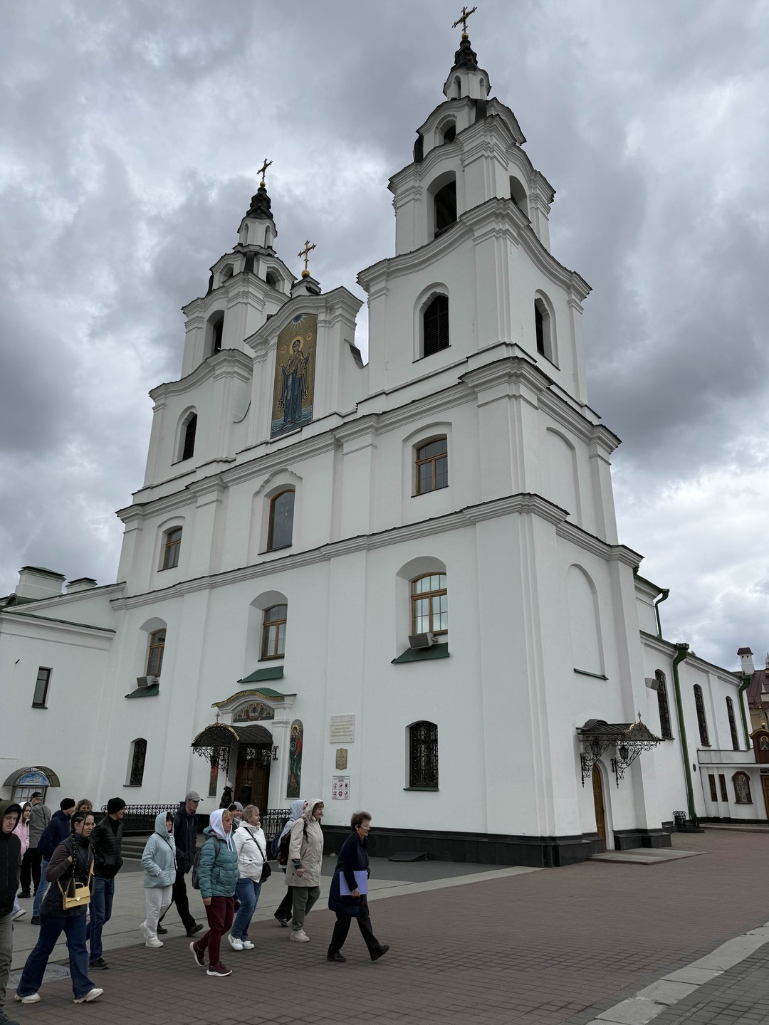Спасибо Дмитрию. Все прошло отлично. Нас не остановила даже погода, зато получились отличные фото с сияющим небом и светлым праздничным Минском.