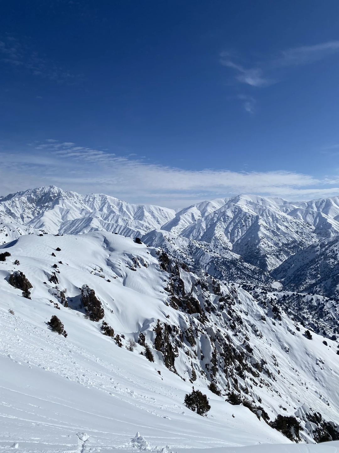 Посетили данную экскурсию и остались в восторге! Во-первых, виды – невероятные. Красивые горы, озеро, хорошая погода