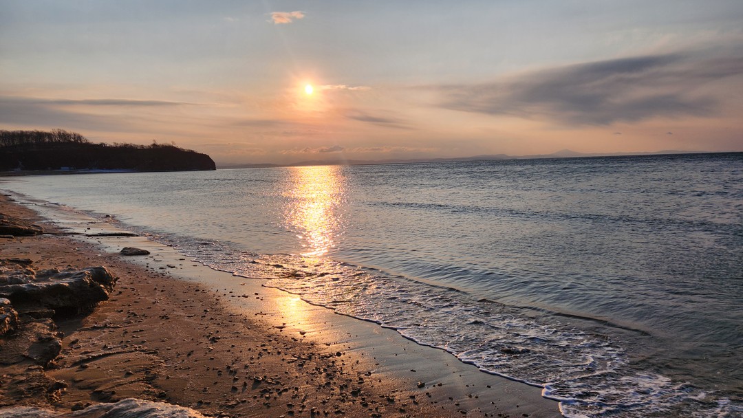 Заказали трансфер с аэропорта с экскурсией. По прилету списались с гидом Павлом и он нас встретил