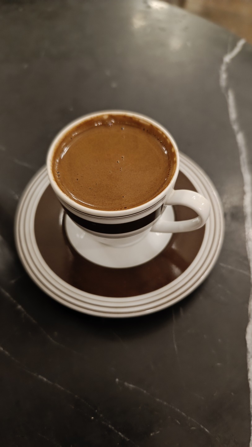 Была прекрасная экскурсия Стамбул: город воспоминаний. Что поражает в Стамбуле: вот центральная улица, толпы туристов, свернул