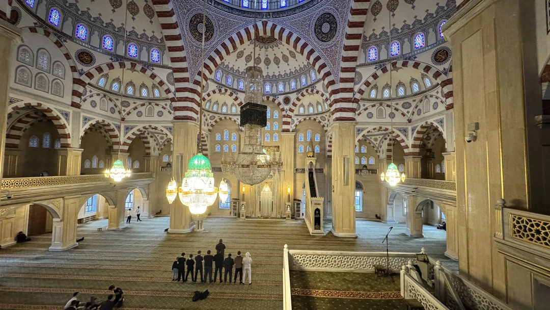 В Чечню мы поехали группой из 8 человек. Во главе нашей группы, он же водитель, экскурсовод и охранник, был Халид!