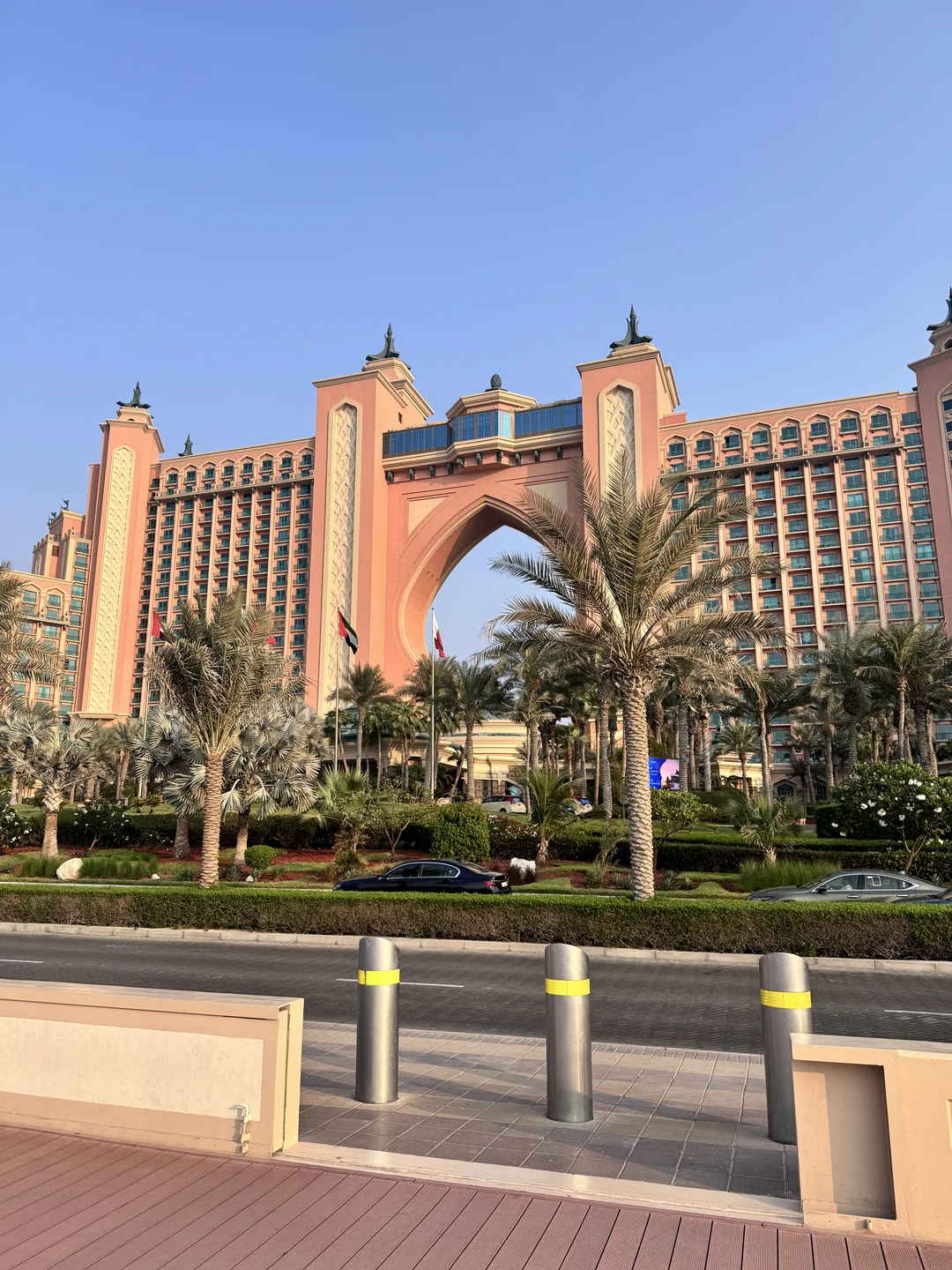 Это была наша первая поездка в Дубай. Огромная благодарность нашему гиду Азизу. Передвигались на комфортном автомобиле