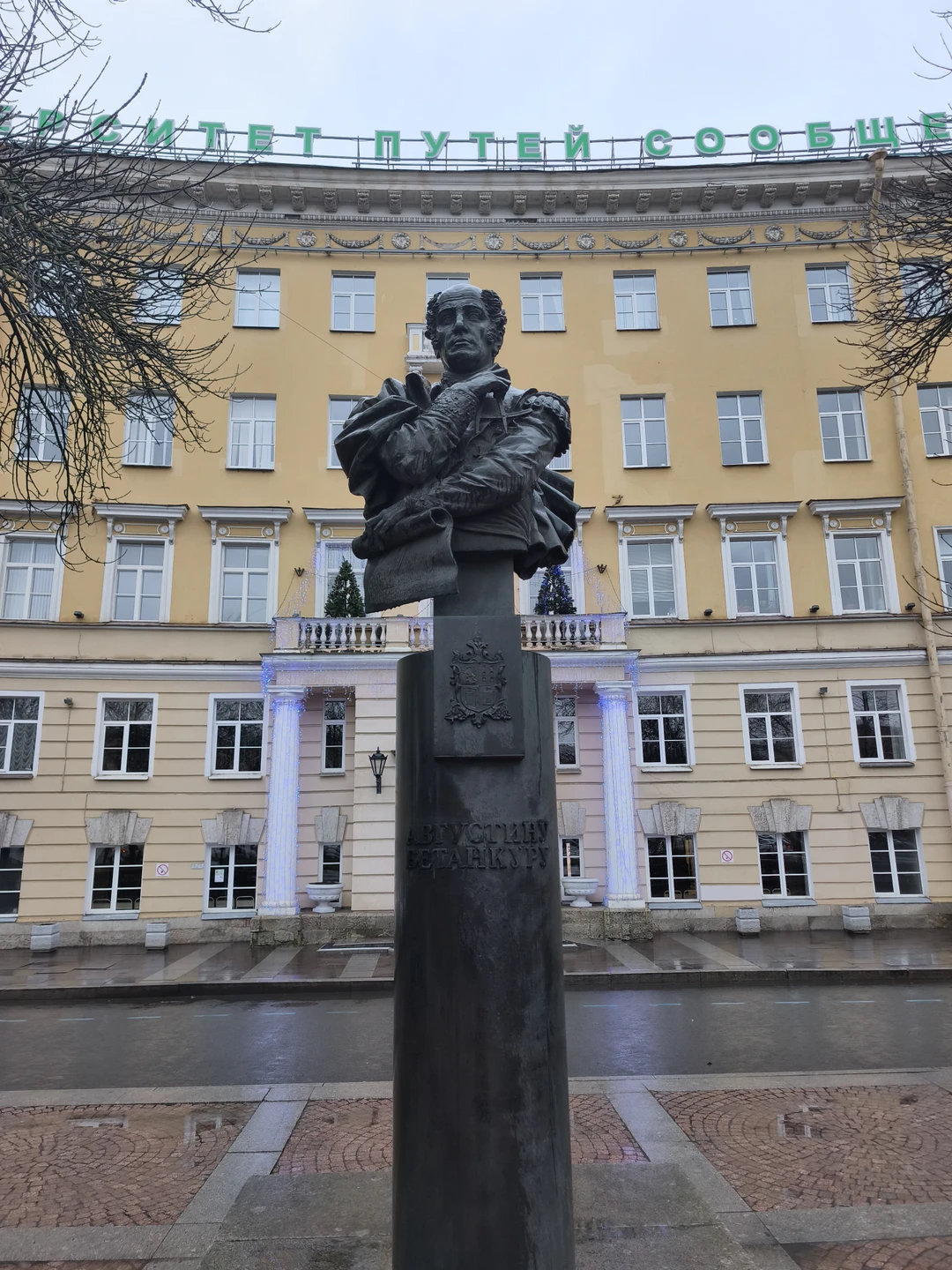 Дмитрий очень увлеченный рассказчик, начитанный, знающий и любящий свой город. Дружелюбная атмосфера, комфортный автомобиль, интересные нетривиальные