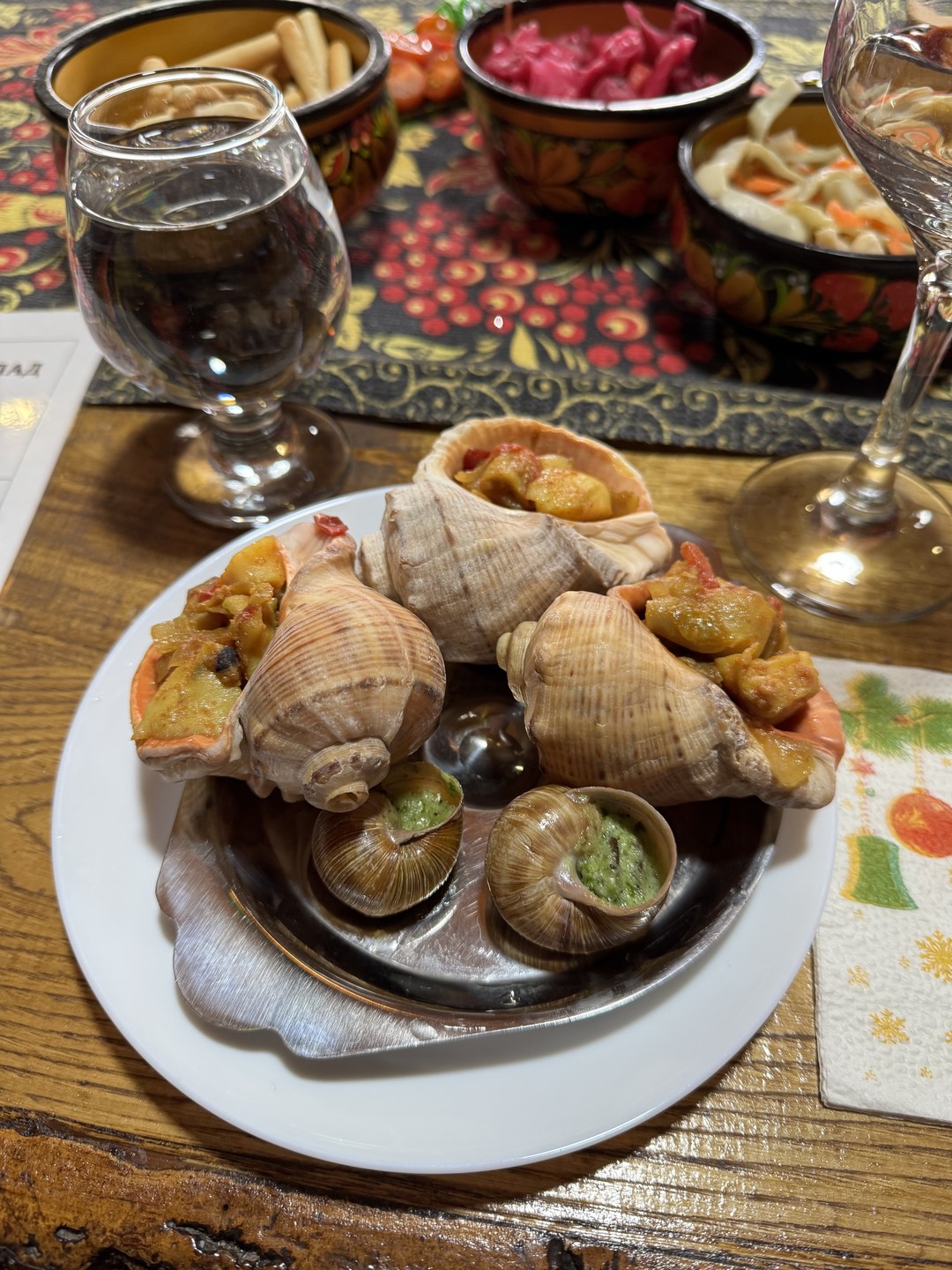 У нас была индивидуальная экскурсия, мы остались очень довольны! Теплая домашняя атмосфера, интересные активности, вкусное вино