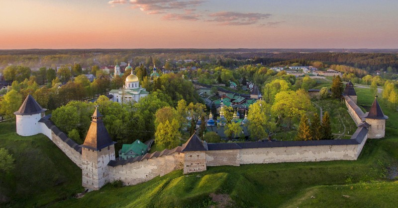 Изборск и Печоры: душевное путешествие в прошлое с гидом-историком (на вашем авто)