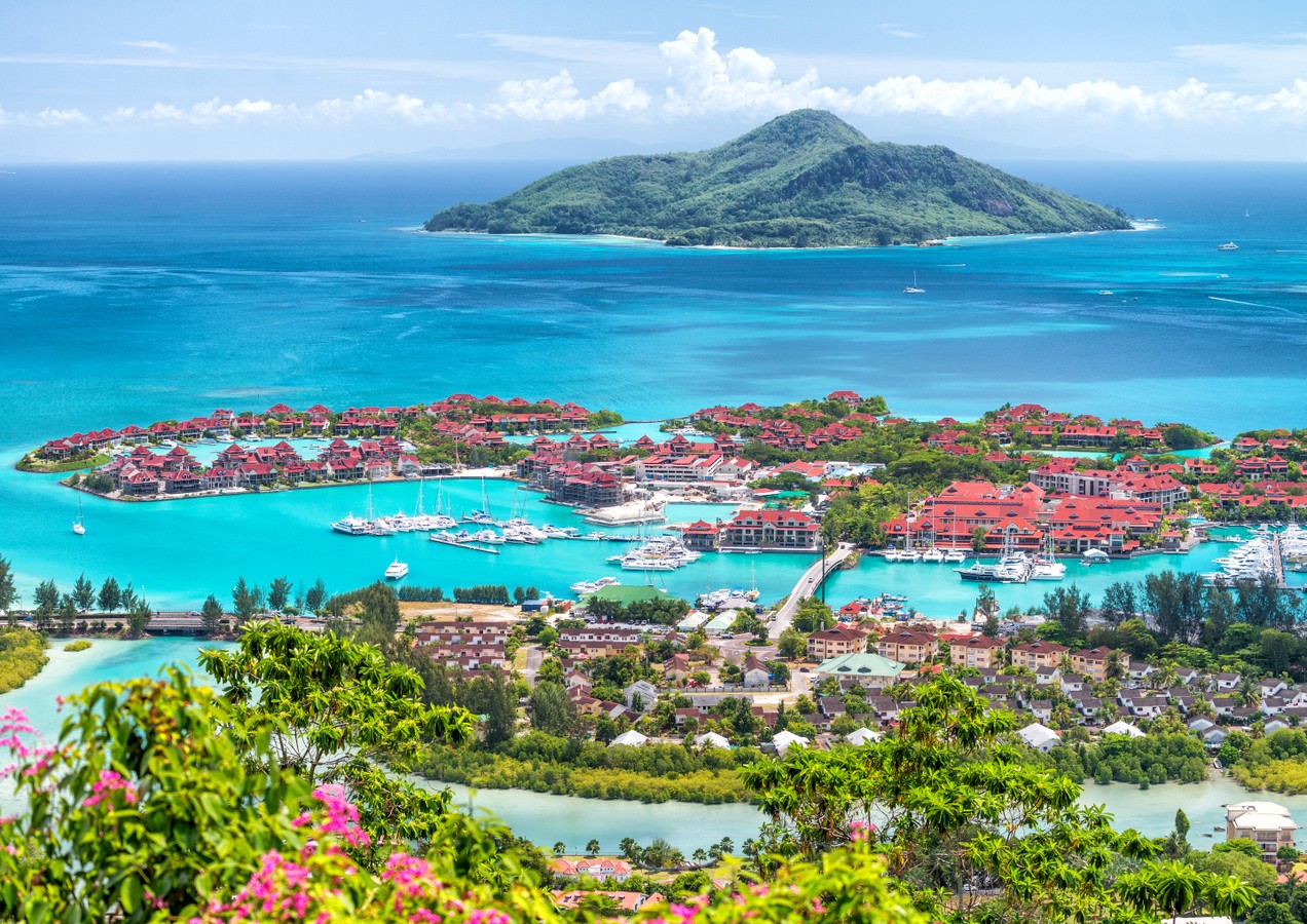 Знакомство с островом Маэ