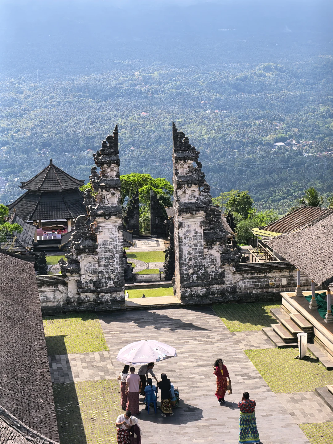 Экскурсия прошла отлично. Проводил нам её русскоговорящий балиец Яна Бали. Встретил с отеля, пока ездили между