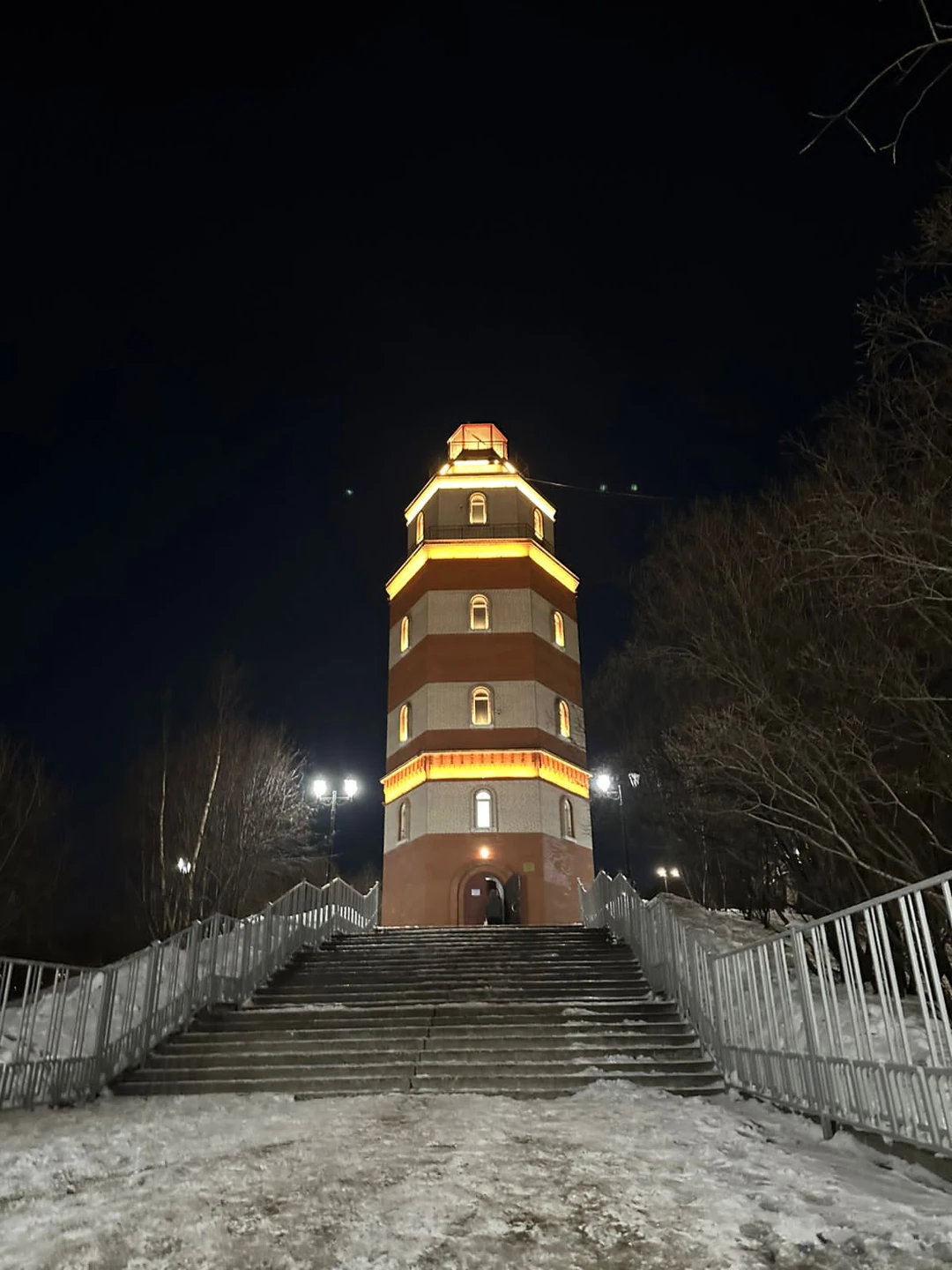 1 декабря Александр встретил нас с аэропорту и провёл обзорную экскурсию по Мурманску. Всё было очень