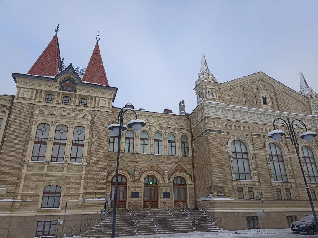 Были обособленной группой 9 человек, в том числе двое подростков (средняя школа). Анатолию удалось всех заинтересовать