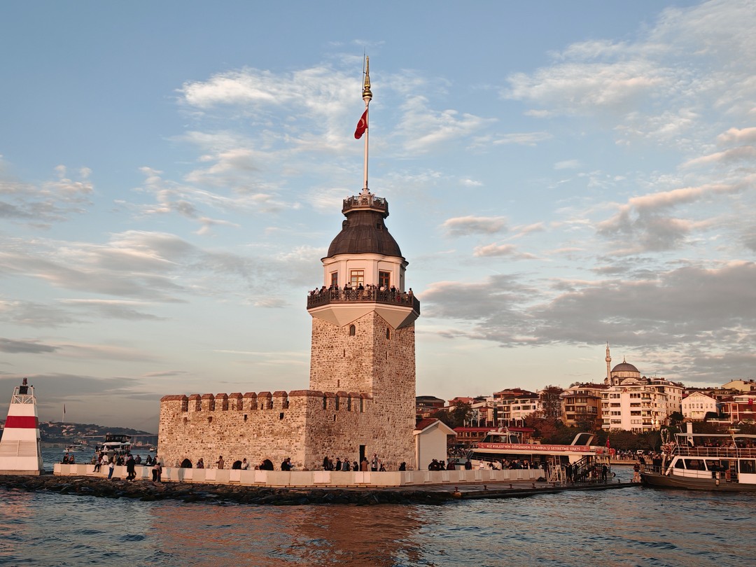 Встреча была вовремя, капитан профессионал, гид с помощниками угощали вкусностями, кофе и чаем. Спасибо за экскурсию!