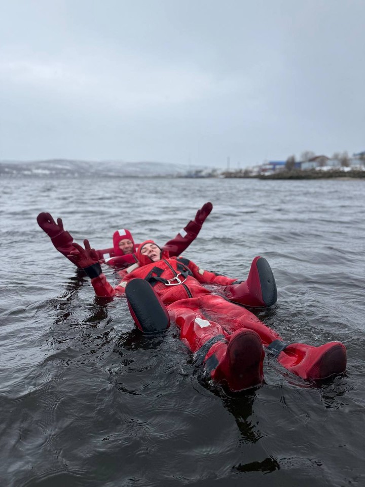 Отличное приключение в воде Баренцева моря для взрослых, которые хотят почувствовать себя детьми и плескаться как