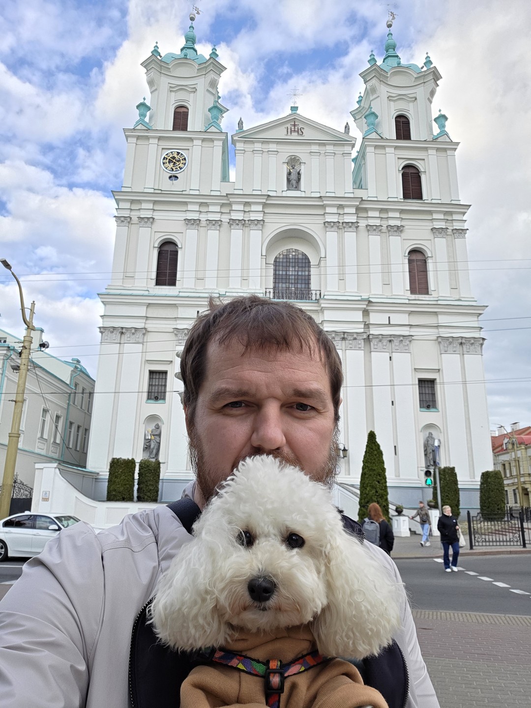 Замечательно, дружелюбно и с пониманием. Мы путешествуем с собакой, что создаёт определённые сложности для посещения объектов