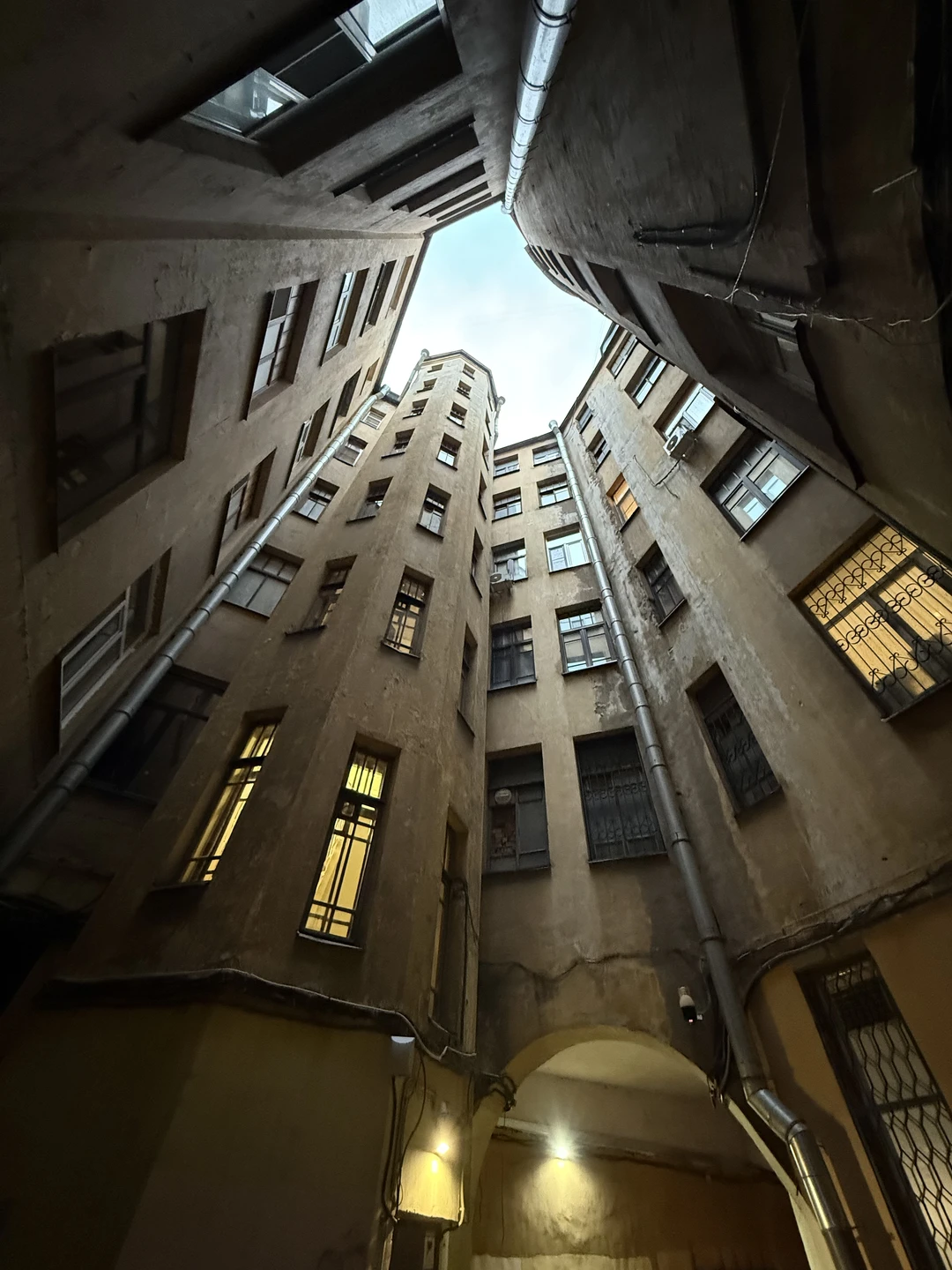 Секреты Петроградской стороны: дворы-колодцы, парадные и доходные дома (Максим)