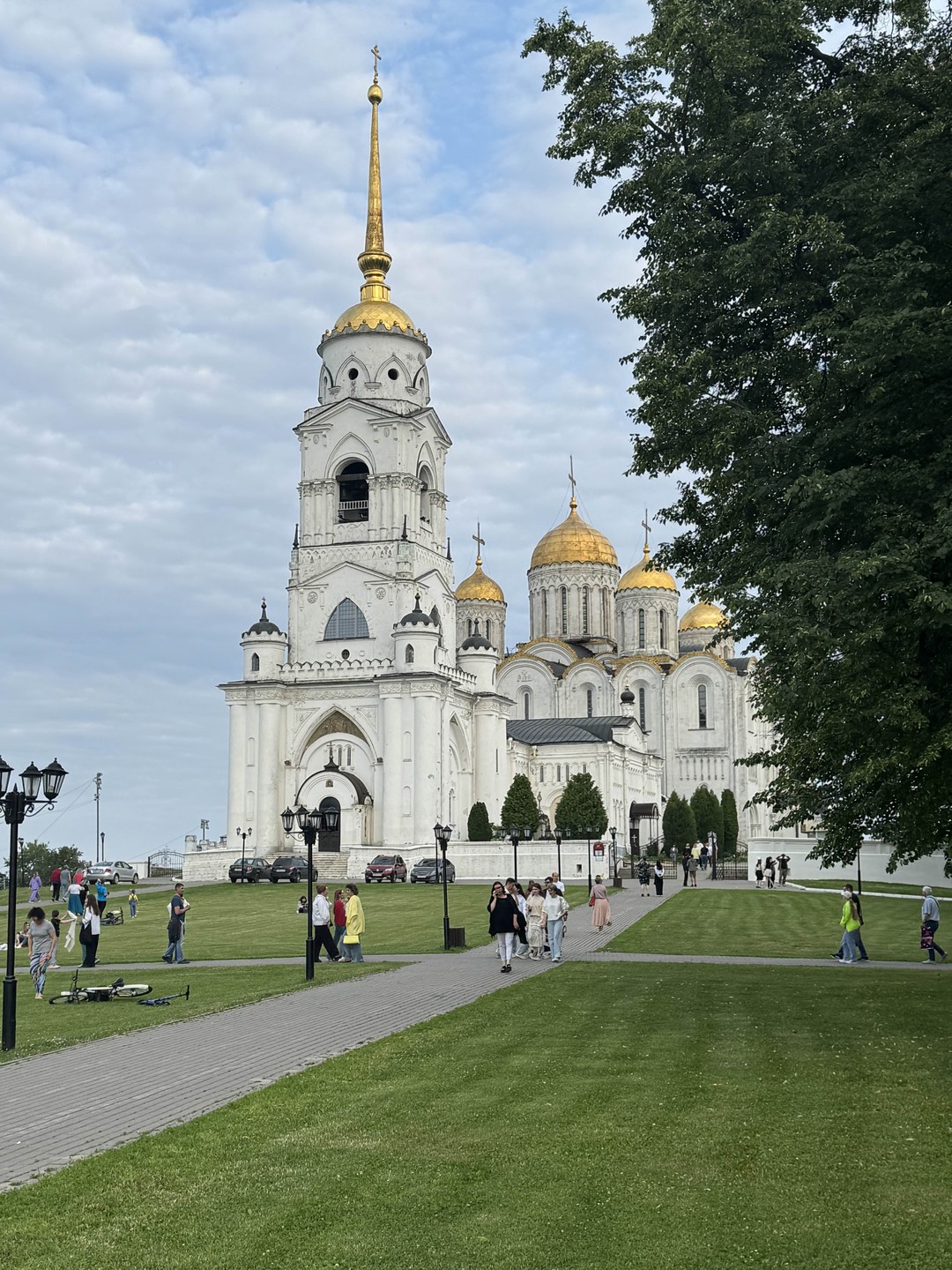 Прекрасная получилась прогулка по Владимиру. Спасибо Елене. Много глубоких исторических знаний. С нами были родители 70+