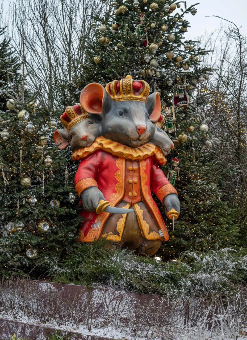 Мы не просто гуляли, а смотрели на знакомые места по-новому, открывая самые эффектные украшения. Гид была