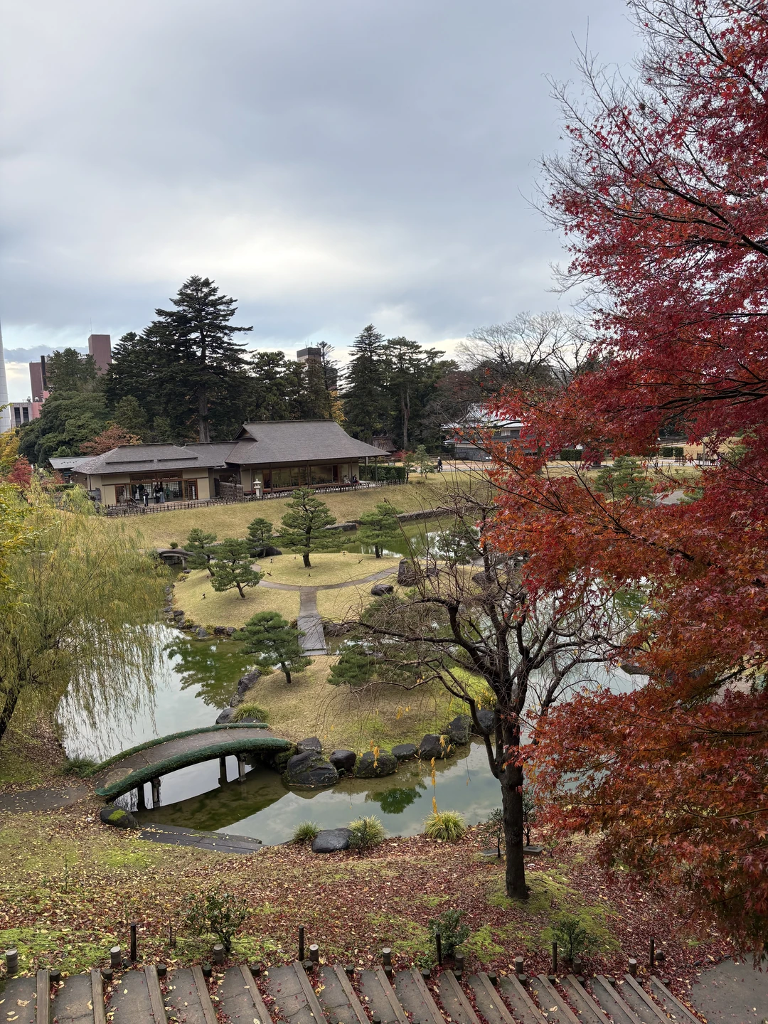 Евгений влюбил нас в этот город. Необыкновенной красоты парки и сады, интересная история, очень легкая, спокойная