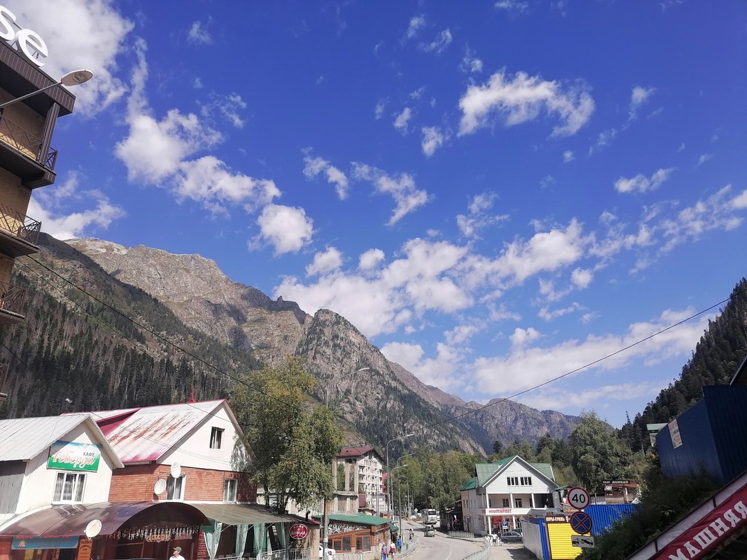 Прилетели в Минеральные Воды далее поехали в Пятигорск. Маршрут планировал заранее. Домбай очень красивое, живописное место.