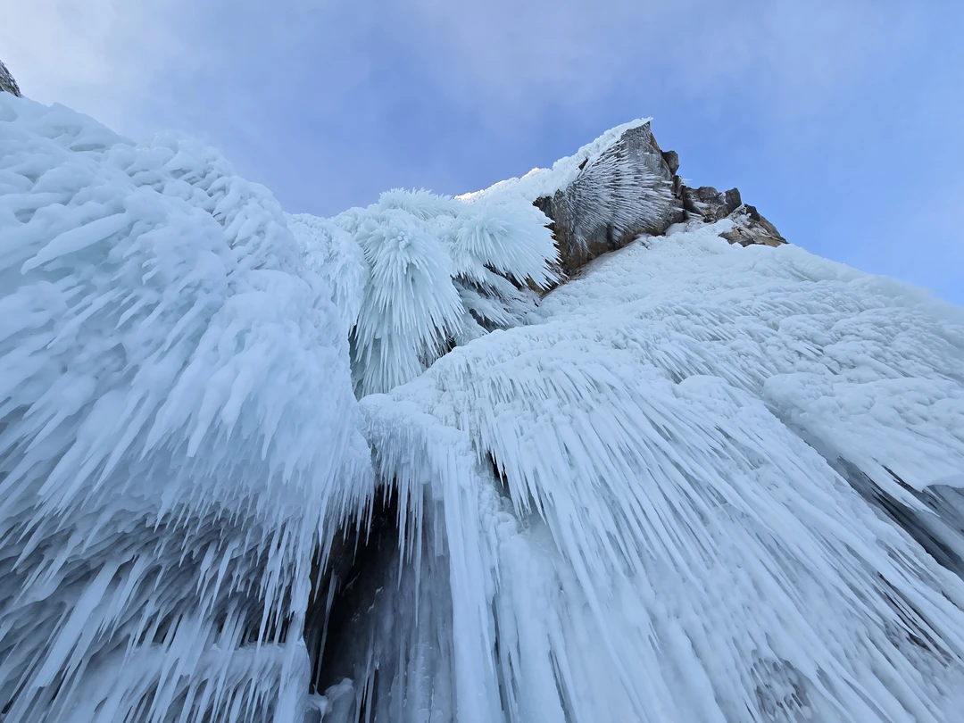 Это сказка! Семен провел экскурсию прекрасно, безопасно на внедорожнике (крузак), было тепло и комфортно! Очень надёжный,