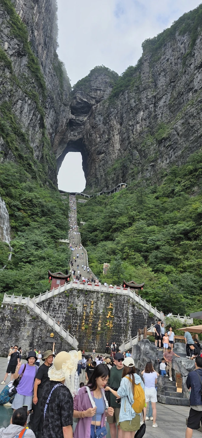 Были с гидом Машей,имя китайского не знаю, все было неплохо милая девушка,встретила водила по маршруту по