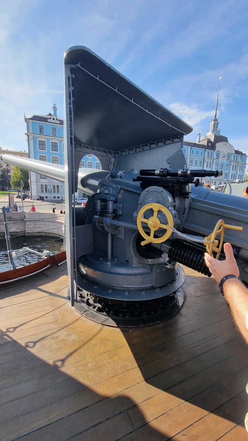 Экскурсия понравилась, особенно на Авроре. Гид очень увлекательно рассказывал!