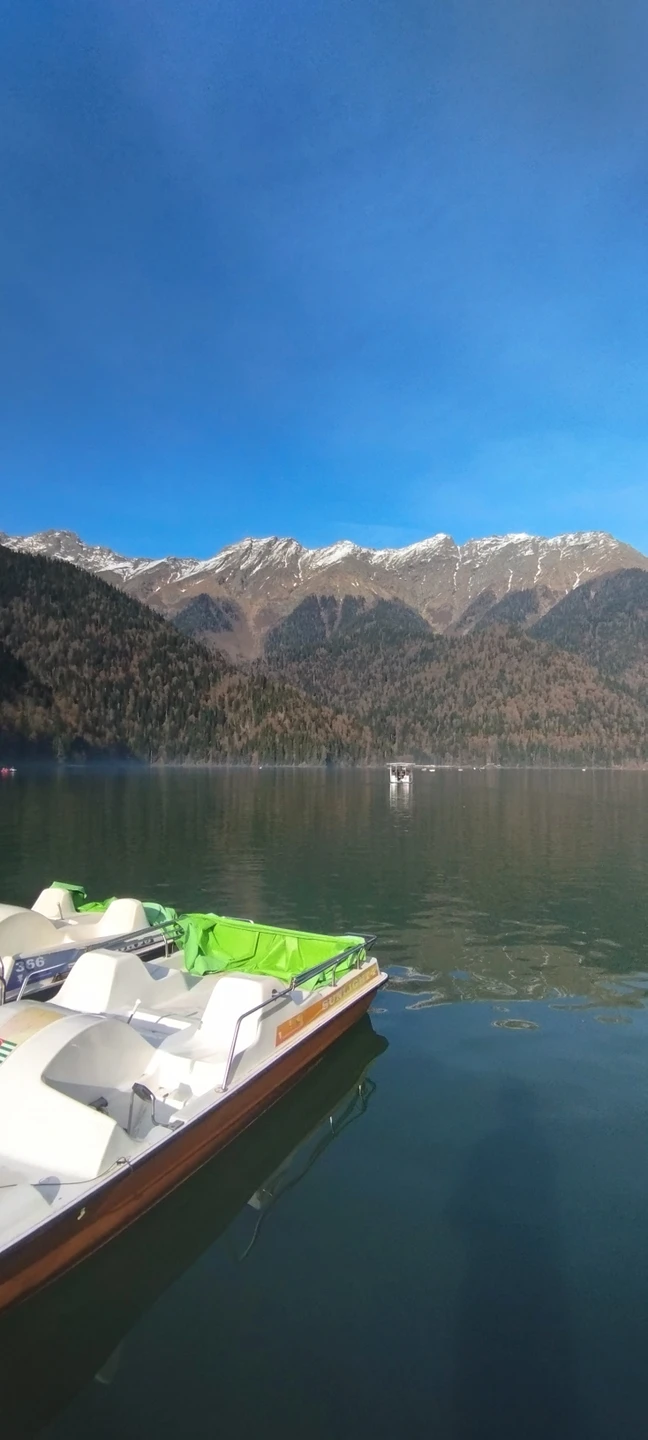 Сегодня на экскурсии гидом у нас был Астамур, ездили втроём на легковом автомобиле. Понравилось, что нам