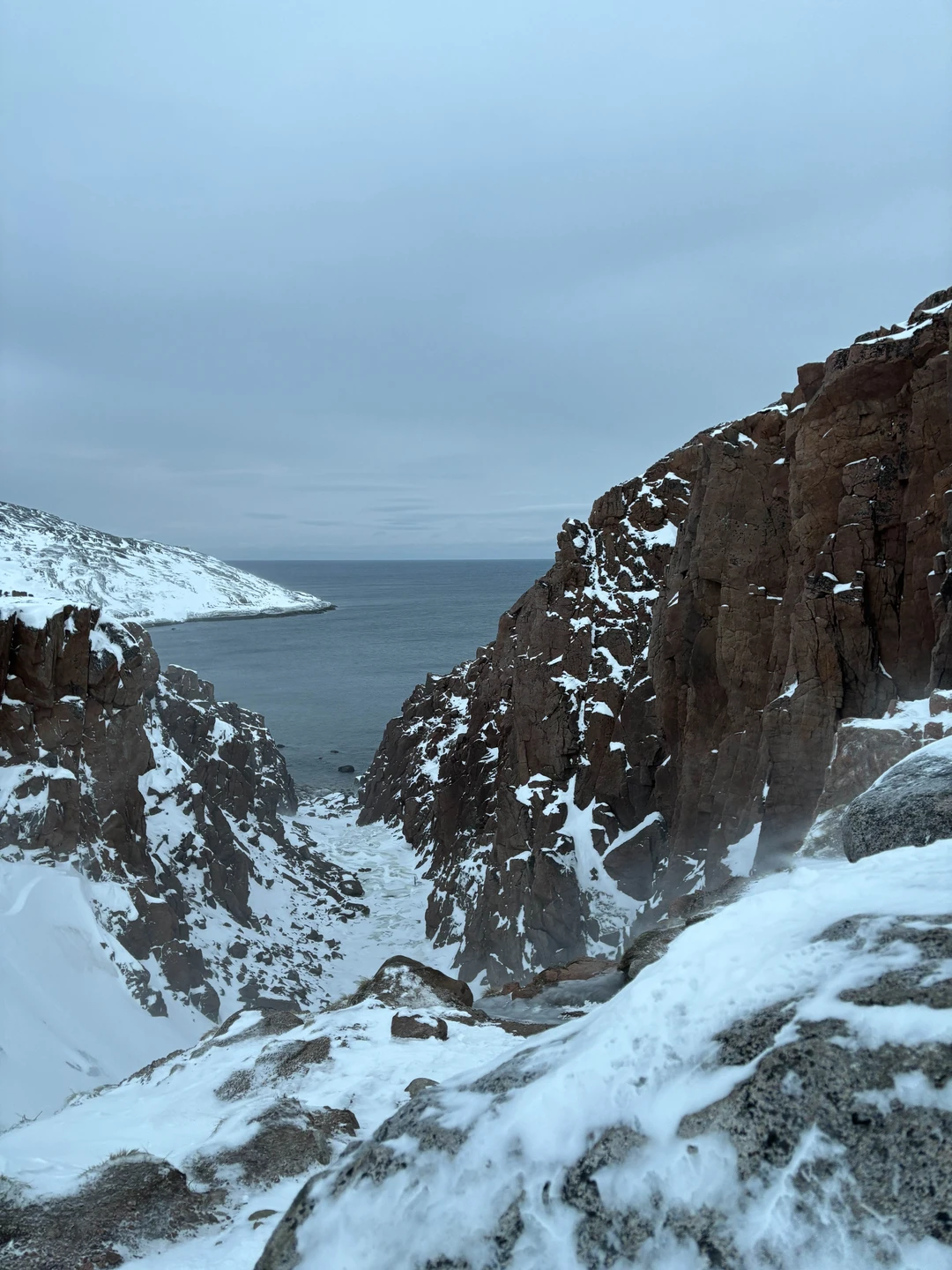 Нашим гидом был Виктор - интересный, эрудированный рассказчик, погруженный в историю Мурманской области. Организационных вопросов не